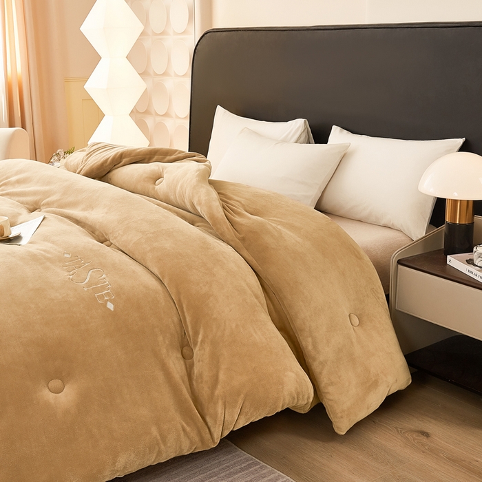 91家纺网 家纺一手货源 找家纺 雅蔓依家纺 2025新款绣花双面加厚牛奶绒冬被被子被芯 咖色