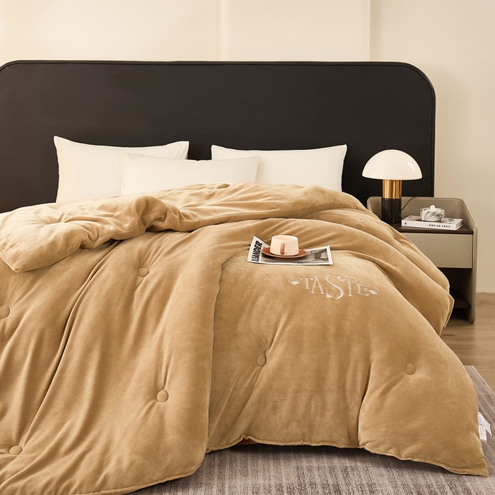 91家纺网 家纺一手货源 找家纺 雅蔓依家纺 2025新款绣花双面加厚牛奶绒冬被被子被芯 咖色