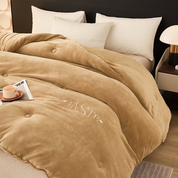 91家纺网 家纺一手货源 找家纺 雅蔓依家纺 2025新款绣花双面加厚牛奶绒冬被被子被芯 咖色