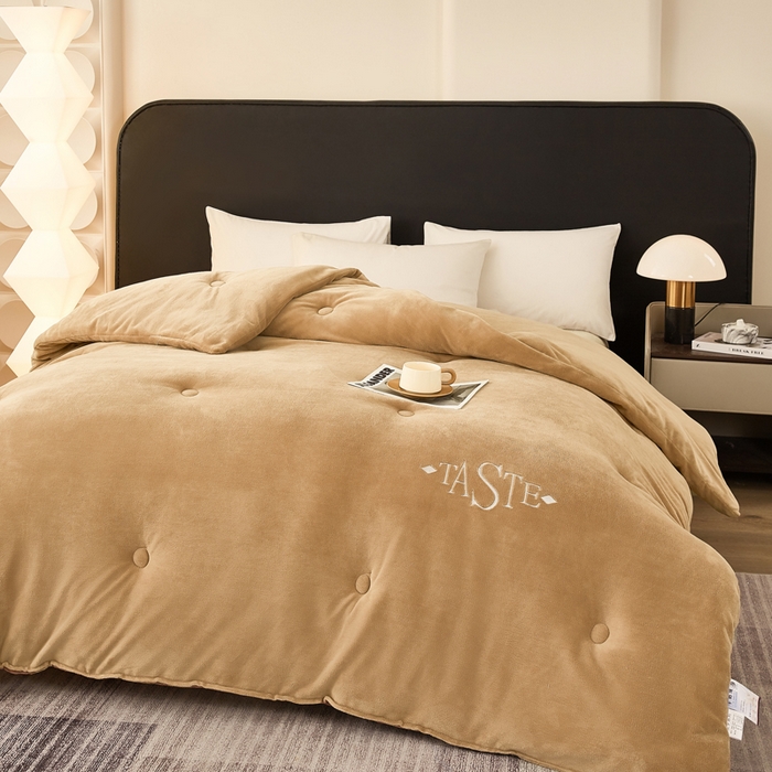 91家纺网 家纺一手货源 找家纺 雅蔓依家纺 2025新款绣花双面加厚牛奶绒冬被被子被芯 咖色