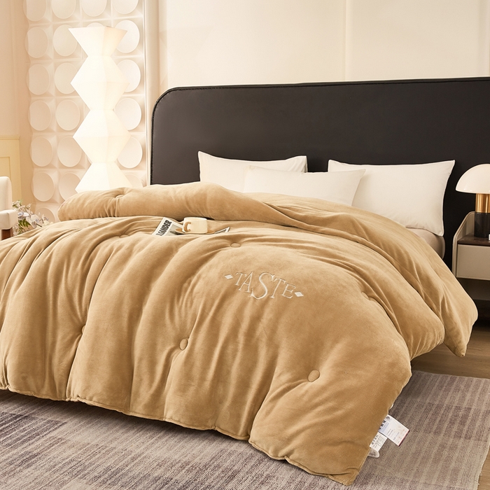 91家纺网 家纺一手货源 找家纺 雅蔓依家纺 2025新款绣花双面加厚牛奶绒冬被被子被芯 咖色