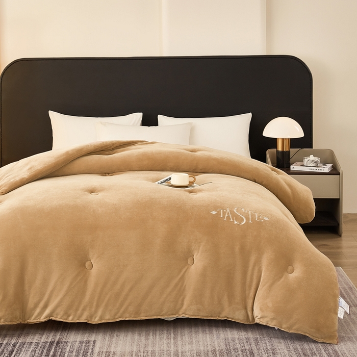 91家纺网 家纺一手货源 找家纺 雅蔓依家纺 2025新款绣花双面加厚牛奶绒冬被被子被芯 咖色