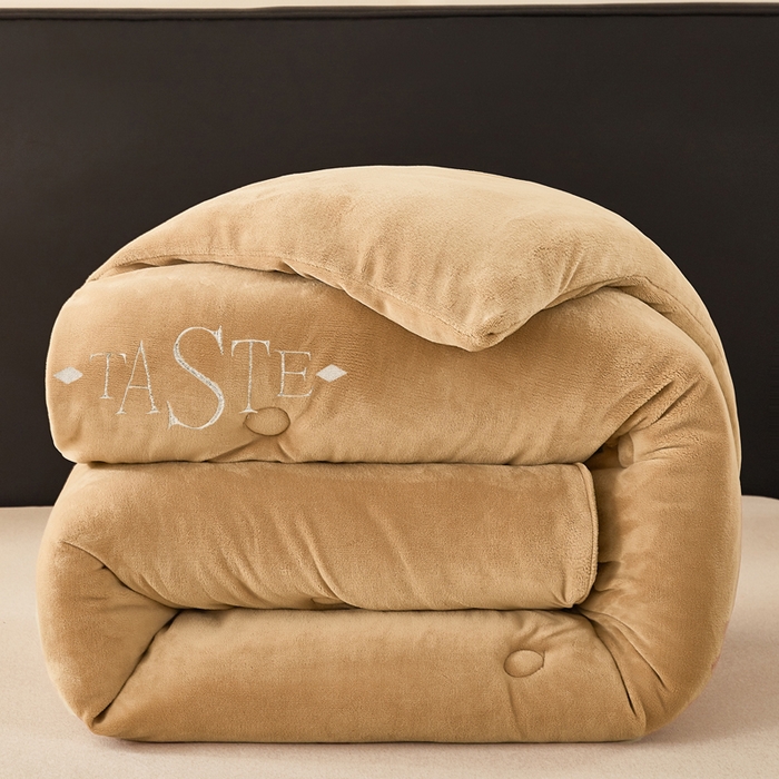 91家纺网 家纺一手货源 找家纺 雅蔓依家纺 2025新款绣花双面加厚牛奶绒冬被被子被芯 咖色