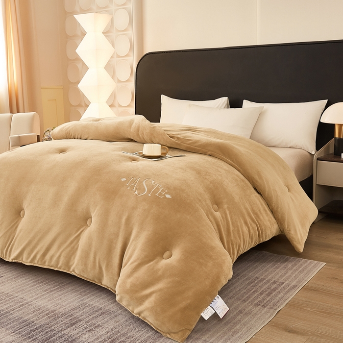 91家纺网 家纺一手货源 找家纺 雅蔓依家纺 2025新款绣花双面加厚牛奶绒冬被被子被芯 咖色