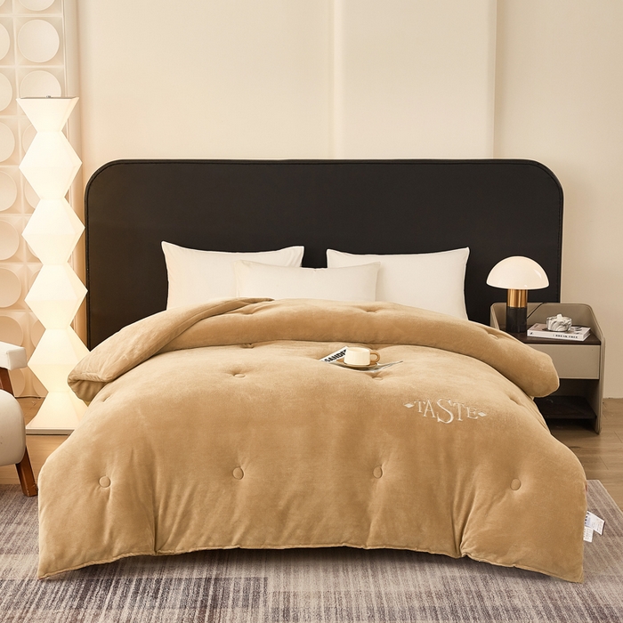 91家纺网 家纺一手货源 找家纺 雅蔓依家纺 2025新款绣花双面加厚牛奶绒冬被被子被芯 咖色