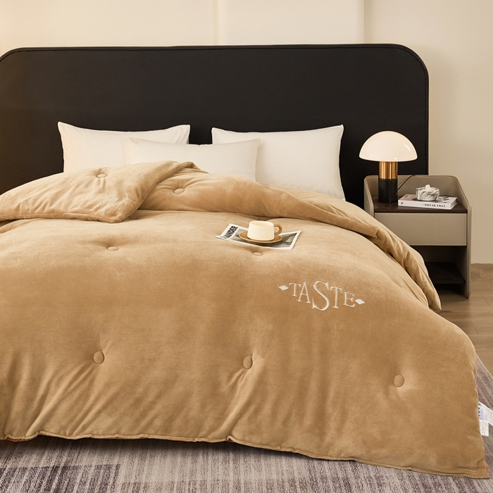 91家纺网 家纺一手货源 找家纺 雅蔓依家纺 2025新款绣花双面加厚牛奶绒冬被被子被芯 咖色