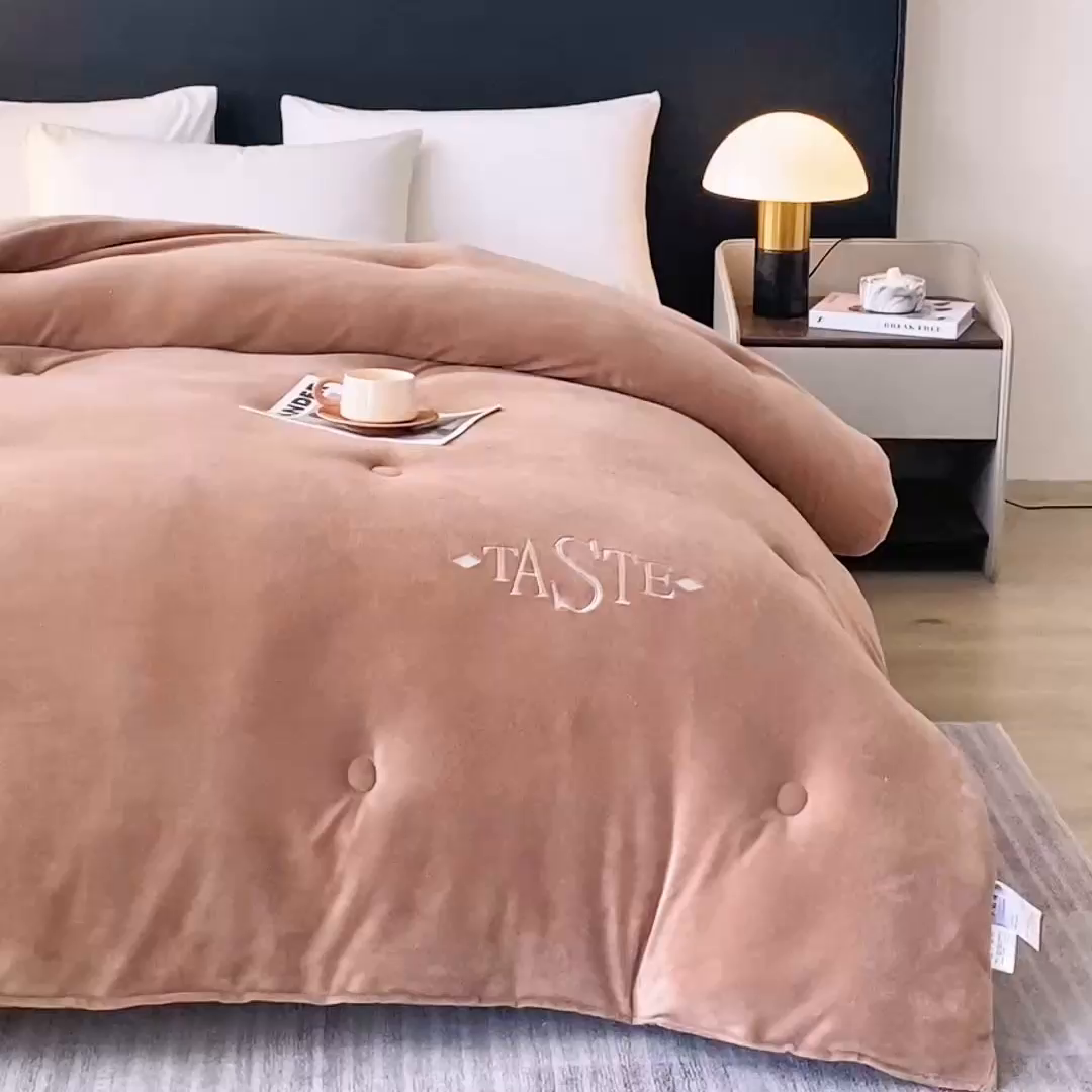 91家纺网 家纺一手货源 找家纺 雅蔓依家纺 2025新款绣花双面加厚牛奶绒冬被被子被芯 咖色