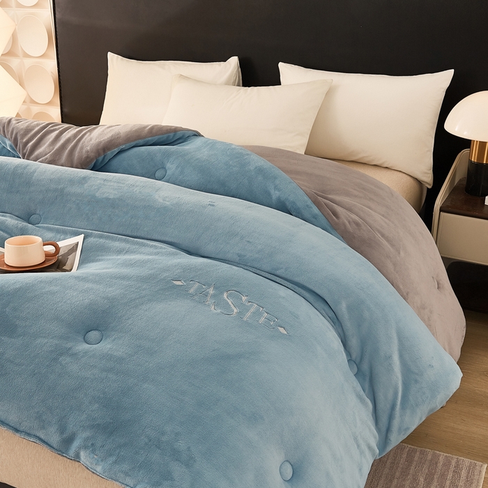 91家纺网 家纺一手货源 找家纺 雅蔓依家纺 2025新款绣花双面加厚牛奶绒冬被被子被芯 蓝灰