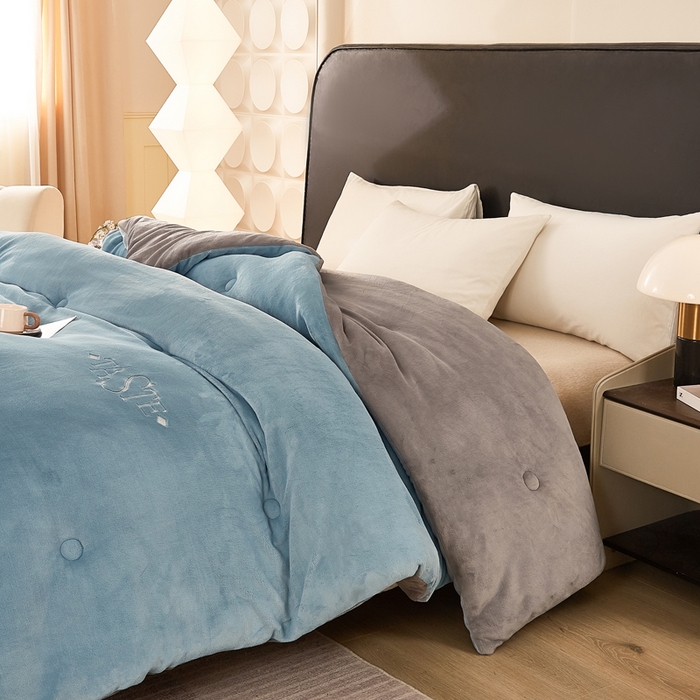 91家纺网 家纺一手货源 找家纺 雅蔓依家纺 2025新款绣花双面加厚牛奶绒冬被被子被芯 蓝灰