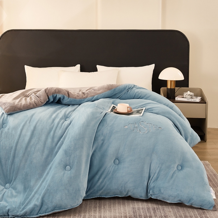 91家纺网 家纺一手货源 找家纺 雅蔓依家纺 2025新款绣花双面加厚牛奶绒冬被被子被芯 蓝灰