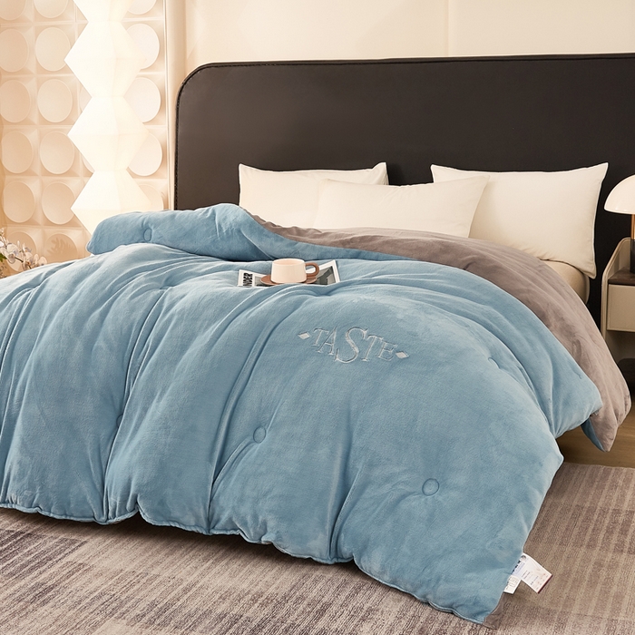 91家纺网 家纺一手货源 找家纺 雅蔓依家纺 2025新款绣花双面加厚牛奶绒冬被被子被芯 蓝灰