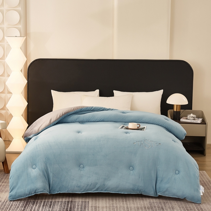 91家纺网 家纺一手货源 找家纺 雅蔓依家纺 2025新款绣花双面加厚牛奶绒冬被被子被芯 蓝灰