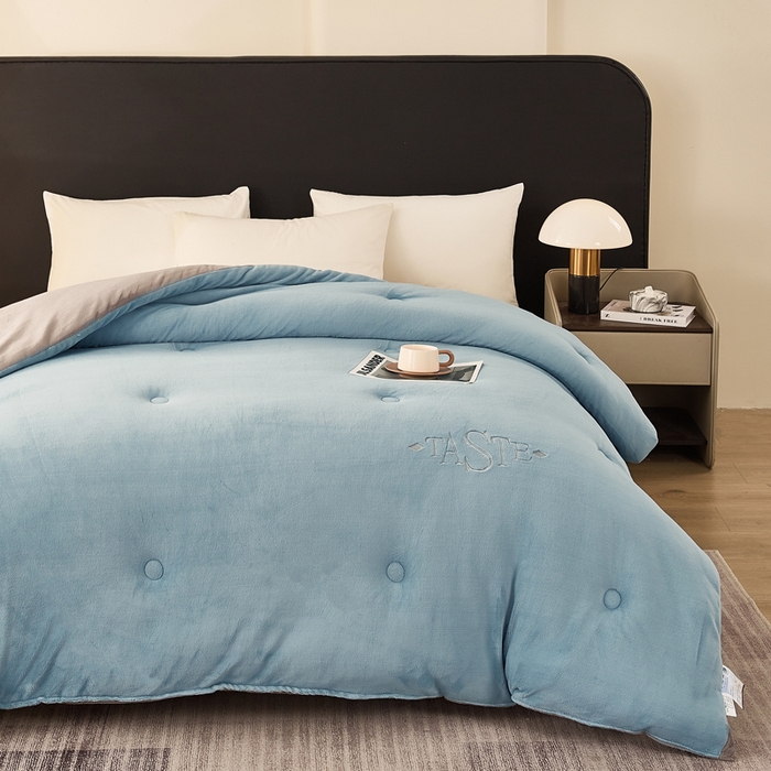 91家纺网 家纺一手货源 找家纺 雅蔓依家纺 2025新款绣花双面加厚牛奶绒冬被被子被芯 蓝灰