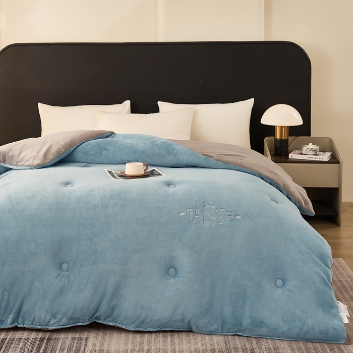 91家纺网 家纺一手货源 找家纺 雅蔓依家纺 2025新款绣花双面加厚牛奶绒冬被被子被芯 蓝灰