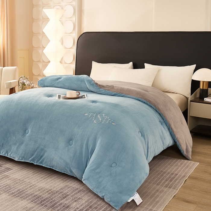 91家纺网 家纺一手货源 找家纺 雅蔓依家纺 2025新款绣花双面加厚牛奶绒冬被被子被芯 蓝灰