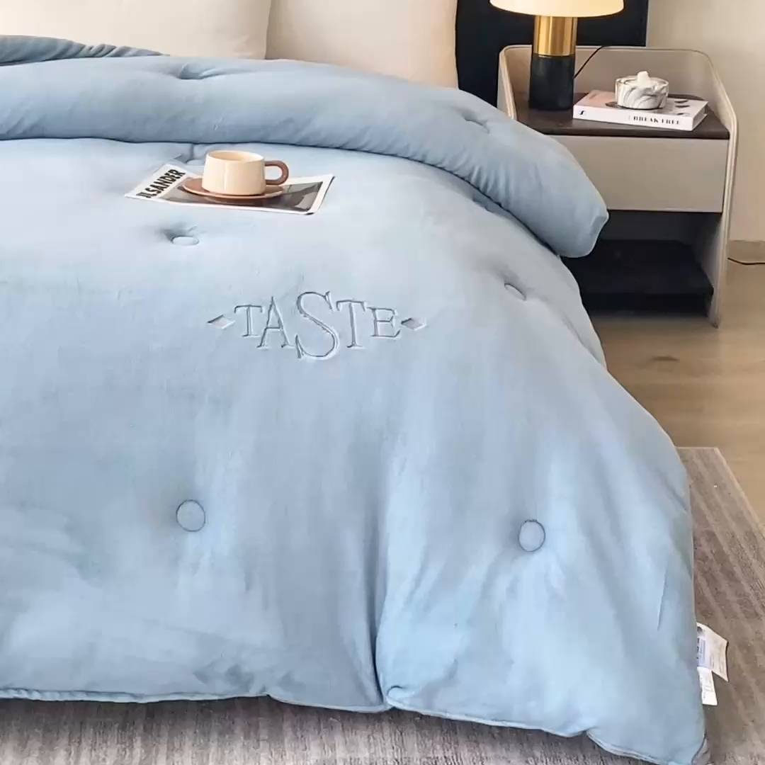 91家纺网 家纺一手货源 找家纺 雅蔓依家纺 2025新款绣花双面加厚牛奶绒冬被被子被芯 蓝灰