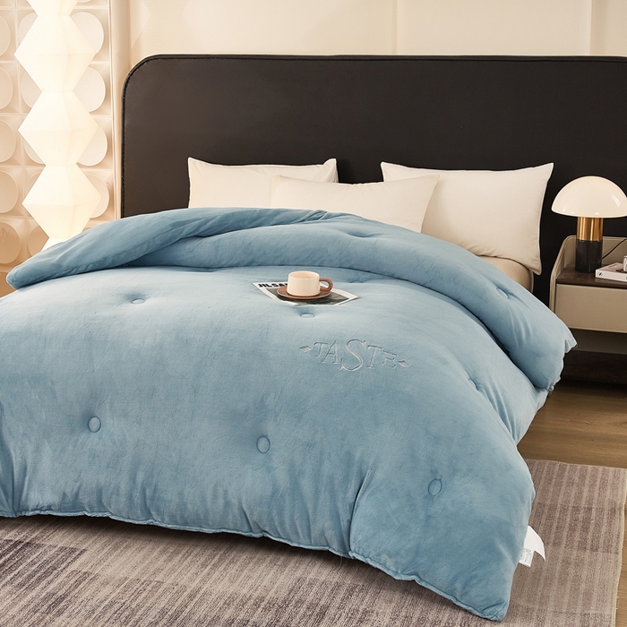 91家纺网 家纺一手货源 找家纺 雅蔓依家纺 2025新款绣花双面加厚牛奶绒冬被被子被芯 蓝色