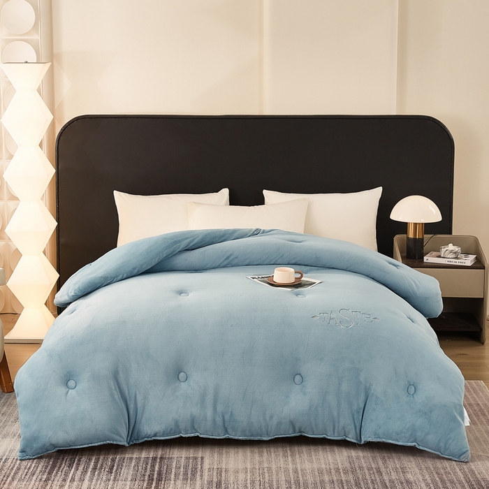 91家纺网 家纺一手货源 找家纺 雅蔓依家纺 2025新款绣花双面加厚牛奶绒冬被被子被芯 蓝色