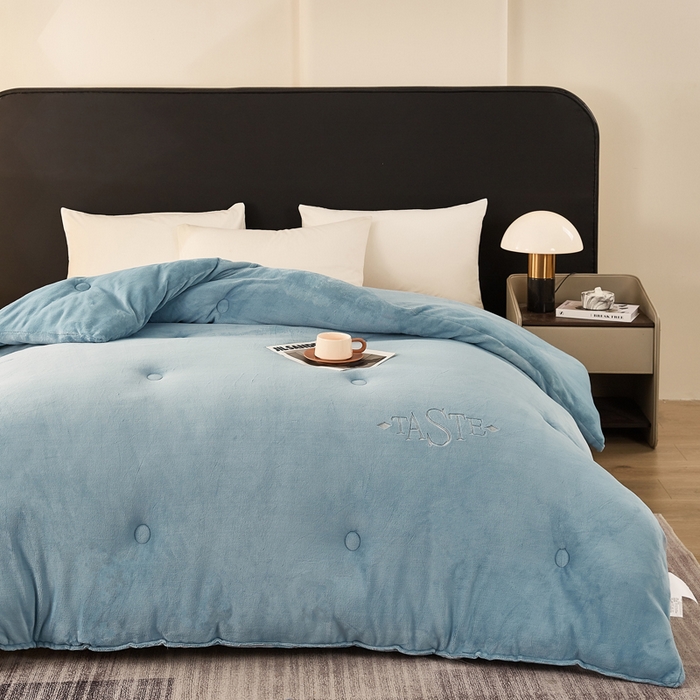 91家纺网 家纺一手货源 找家纺 雅蔓依家纺 2025新款绣花双面加厚牛奶绒冬被被子被芯 蓝色