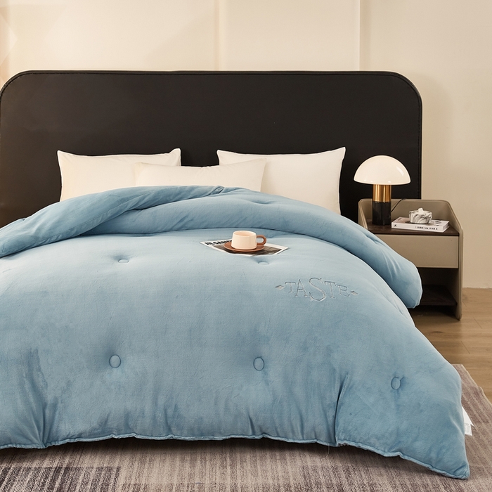 91家纺网 家纺一手货源 找家纺 雅蔓依家纺 2025新款绣花双面加厚牛奶绒冬被被子被芯 蓝色