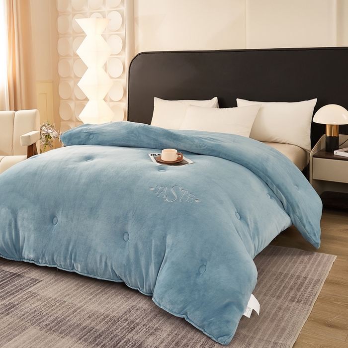 91家纺网 家纺一手货源 找家纺 雅蔓依家纺 2025新款绣花双面加厚牛奶绒冬被被子被芯 蓝色