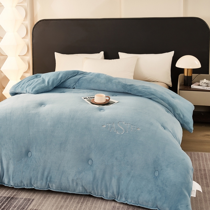 91家纺网 家纺一手货源 找家纺 雅蔓依家纺 2025新款绣花双面加厚牛奶绒冬被被子被芯 蓝色