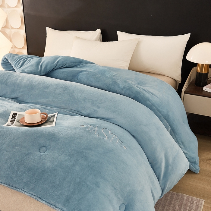 91家纺网 家纺一手货源 找家纺 雅蔓依家纺 2025新款绣花双面加厚牛奶绒冬被被子被芯 蓝色