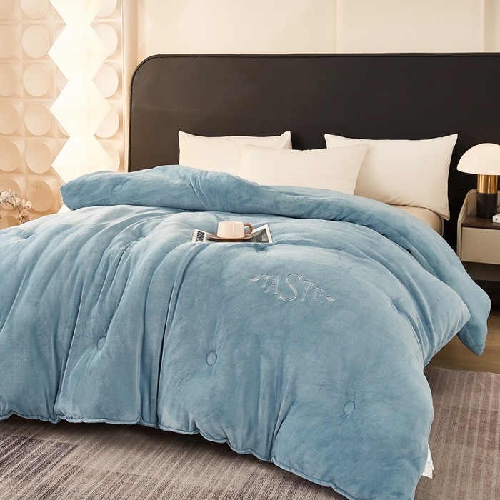 91家纺网 家纺一手货源 找家纺 雅蔓依家纺 2025新款绣花双面加厚牛奶绒冬被被子被芯 蓝色