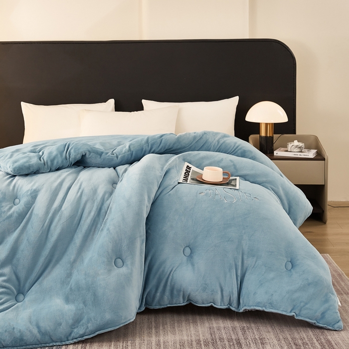 91家纺网 家纺一手货源 找家纺 雅蔓依家纺 2025新款绣花双面加厚牛奶绒冬被被子被芯 蓝色