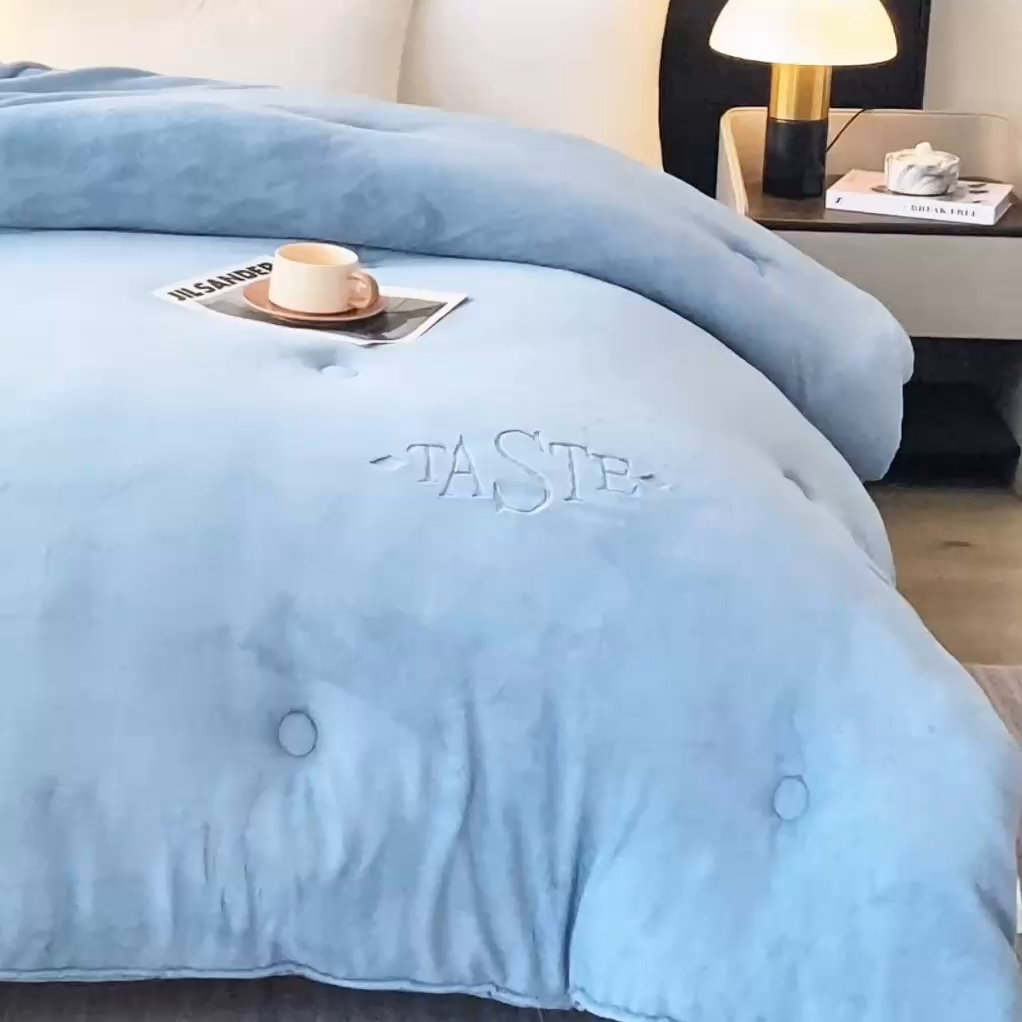 91家纺网 家纺一手货源 找家纺 雅蔓依家纺 2025新款绣花双面加厚牛奶绒冬被被子被芯 蓝色