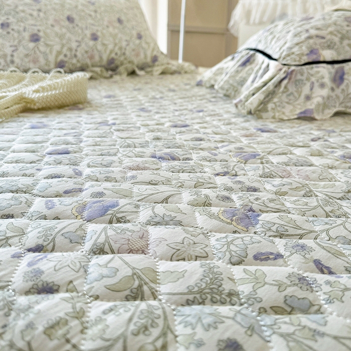 91家纺网 家纺一手货源 找家纺 宜凡家纺 2025新款A类水洗珍珠棉夹棉床裙三件套 觅春