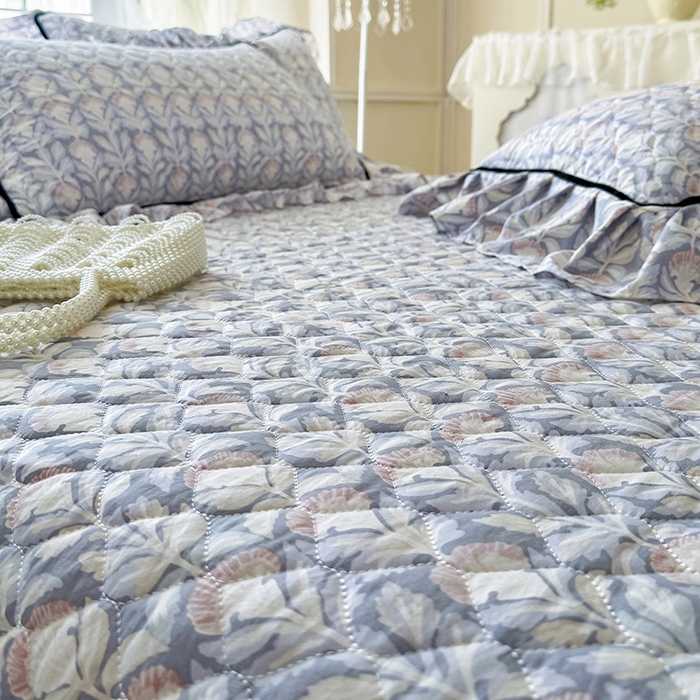 91家纺网 家纺一手货源 找家纺 宜凡家纺 2025新款A类水洗珍珠棉夹棉床裙三件套 夕雾