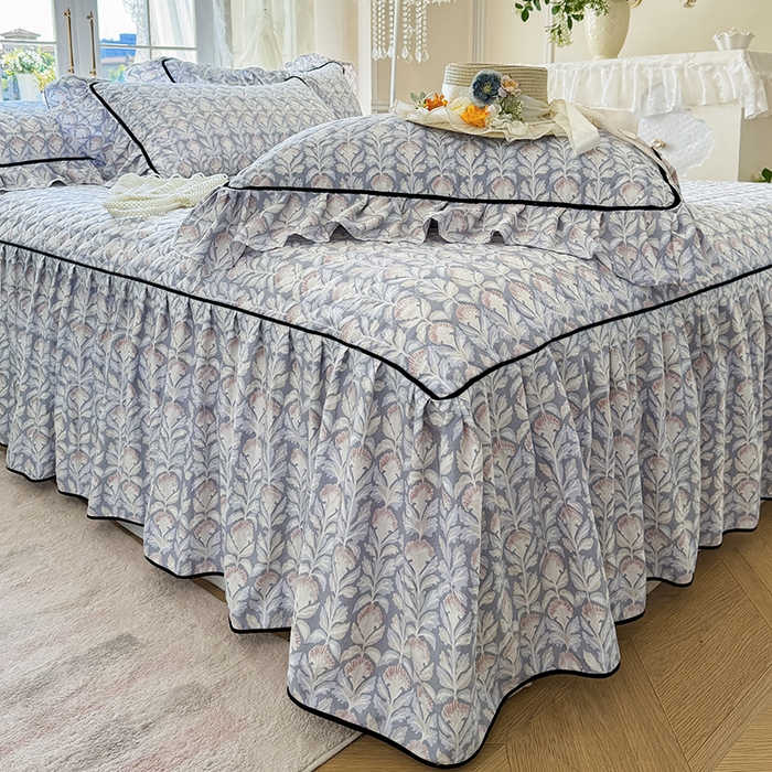 91家纺网 家纺一手货源 找家纺 宜凡家纺 2025新款A类水洗珍珠棉夹棉床裙三件套 夕雾