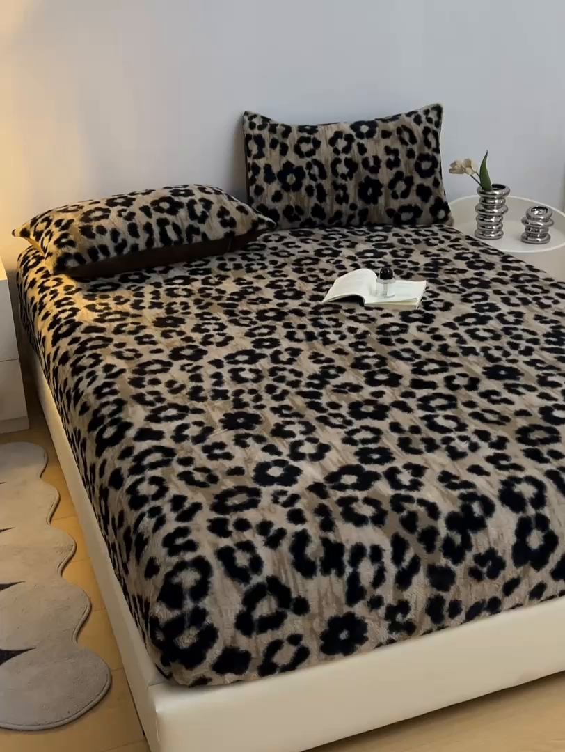 91家纺网 家纺一手货源 找家纺 九花鹿 2025新款A类加厚兔毛绒单床笠床褥子床护垫 豹纹(卡其）