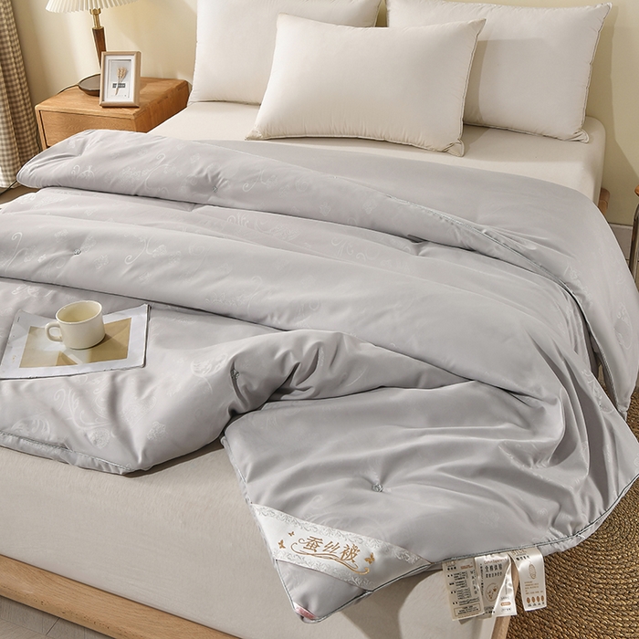 91家纺网 家纺一手货源 找家纺 爱顿家纺 2025新款贡缎提花订花子母被蚕丝被冬被被子被芯 灰色