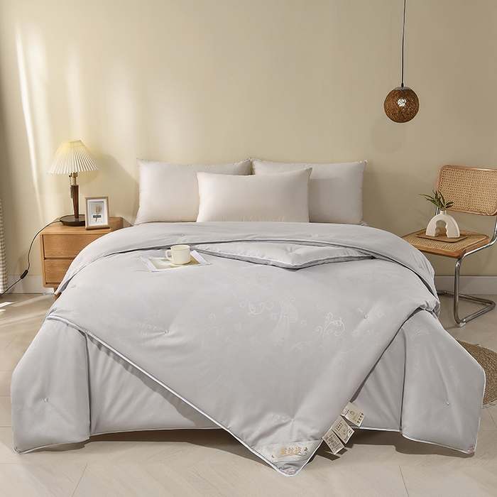 91家纺网 家纺一手货源 找家纺 爱顿家纺 2025新款贡缎提花订花子母被蚕丝被冬被被子被芯 灰色