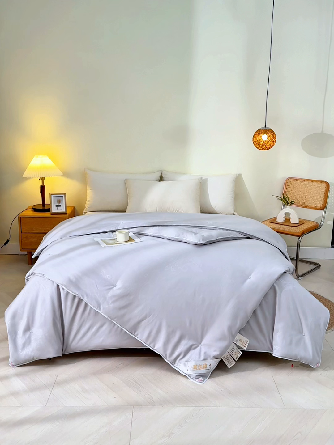 91家纺网 家纺一手货源 找家纺 爱顿家纺 2025新款贡缎提花订花子母被蚕丝被冬被被子被芯 灰色