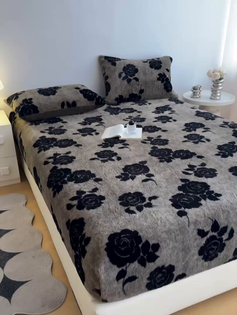 91家纺网 家纺一手货源 找家纺 九花鹿 2025新款A类加厚兔毛绒单床笠床褥子床护垫 绽放