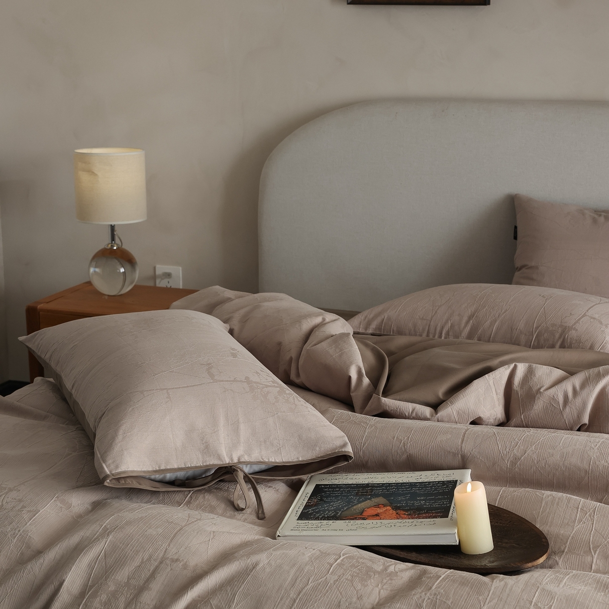 91家纺网 家纺一手货源 找家纺 玉宇阁家居 2025秋冬新品60s色织全棉纯棉磨毛大提花四件套-绑带款-第二组图 绑带款-缎灰流光