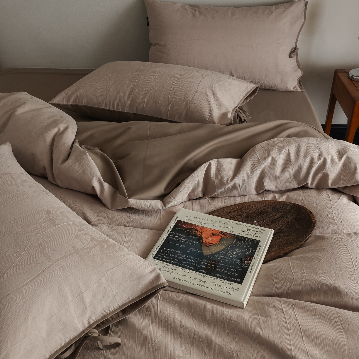 91家纺网 家纺一手货源 找家纺 玉宇阁家居 2025秋冬新品60s色织全棉纯棉磨毛大提花四件套-绑带款-第二组图 绑带款-缎灰流光