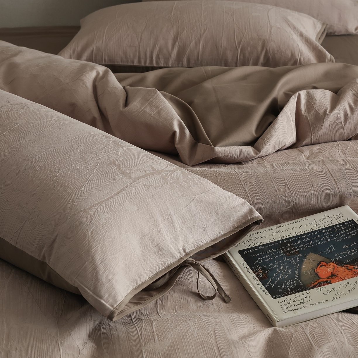 91家纺网 家纺一手货源 找家纺 玉宇阁家居 2025秋冬新品60s色织全棉纯棉磨毛大提花四件套-绑带款-第二组图 绑带款-缎灰流光