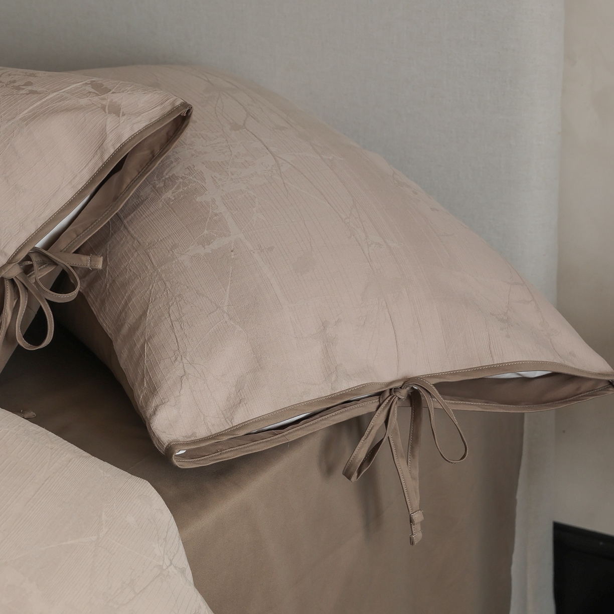 91家纺网 家纺一手货源 找家纺 玉宇阁家居 2025秋冬新品60s色织全棉纯棉磨毛大提花四件套-绑带款-第二组图 绑带款-缎灰流光