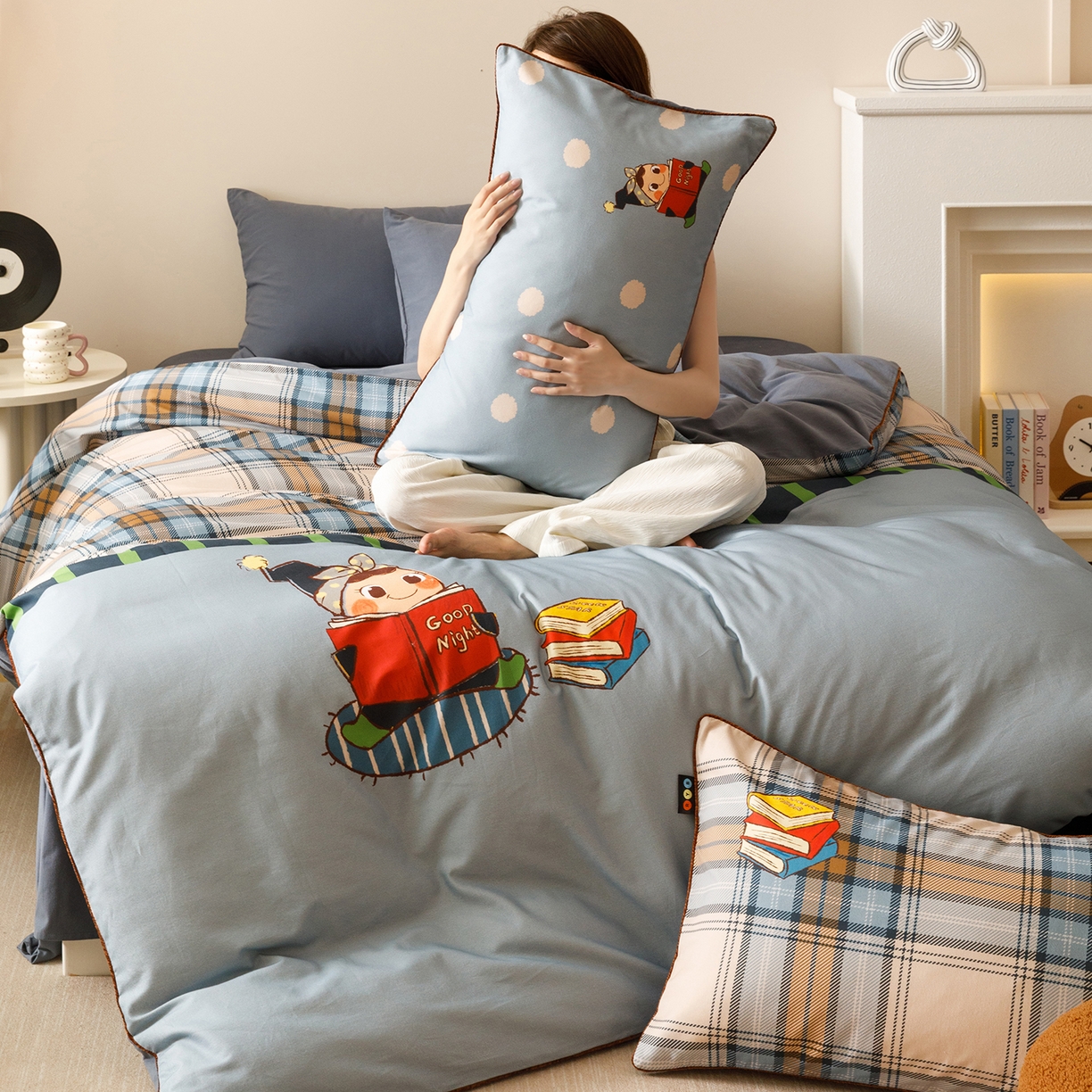 91家纺网 家纺一手货源 找家纺 RYB红黄兰 2025新款全棉纯棉加厚磨毛大版数码印花嵌绳四件套 小小书童