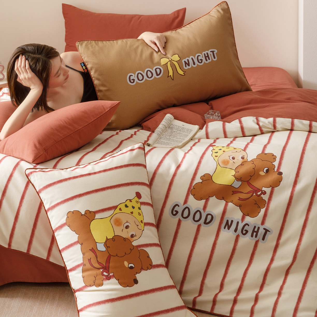 91家纺网 家纺一手货源 找家纺 RYB红黄兰 2025新款全棉纯棉加厚磨毛大版数码印花嵌绳四件套 嘟嘟小黄人