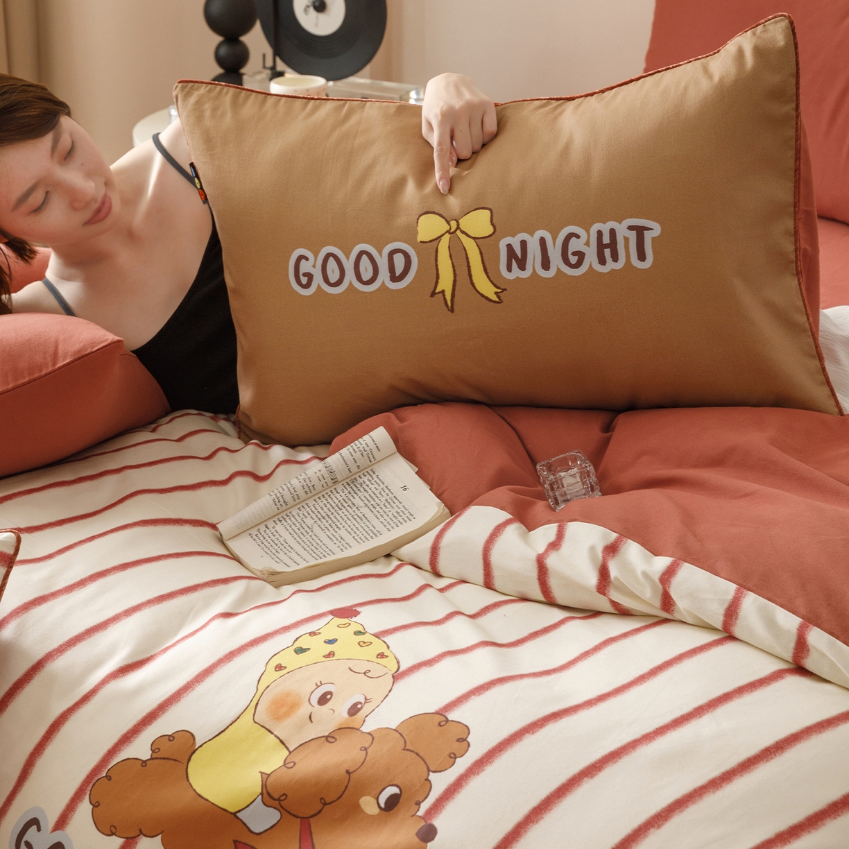 91家纺网 家纺一手货源 找家纺 RYB红黄兰 2025新款全棉纯棉加厚磨毛大版数码印花嵌绳四件套 嘟嘟小黄人