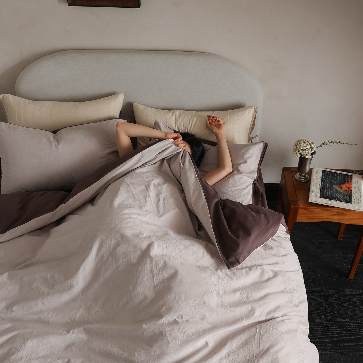 91家纺网 家纺一手货源 找家纺 玉宇阁家居 2025秋冬新品60s色织全棉纯棉磨毛大提花四件套-绑带款-第二组图 绑带款-雾霭绛紫