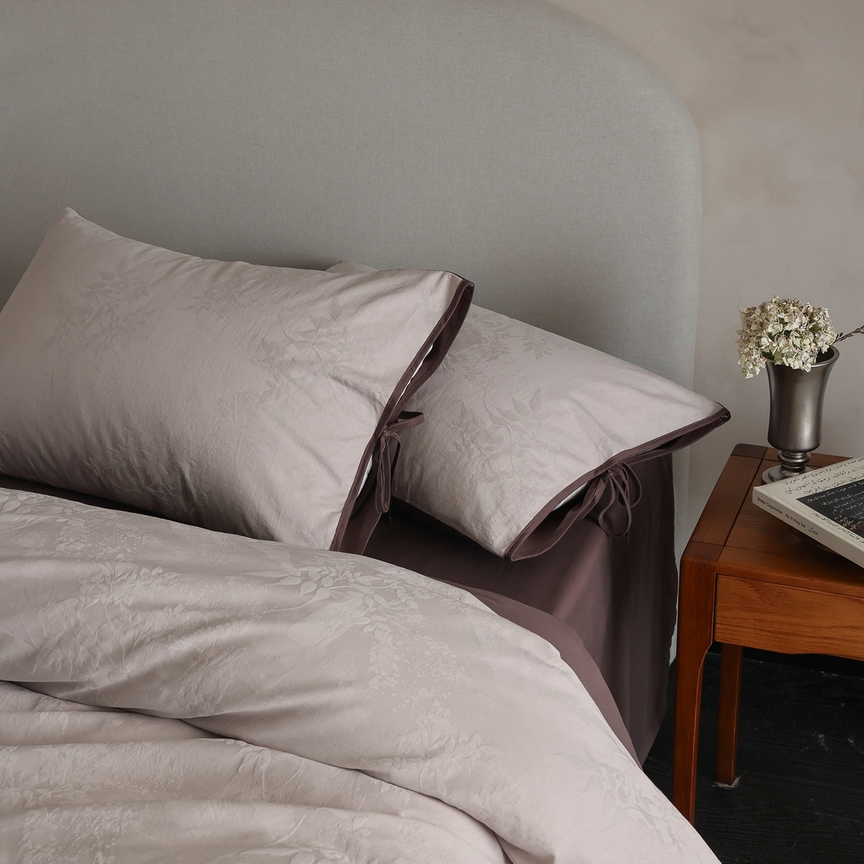 91家纺网 家纺一手货源 找家纺 玉宇阁家居 2025秋冬新品60s色织全棉纯棉磨毛大提花四件套-绑带款-第二组图 绑带款-雾霭绛紫