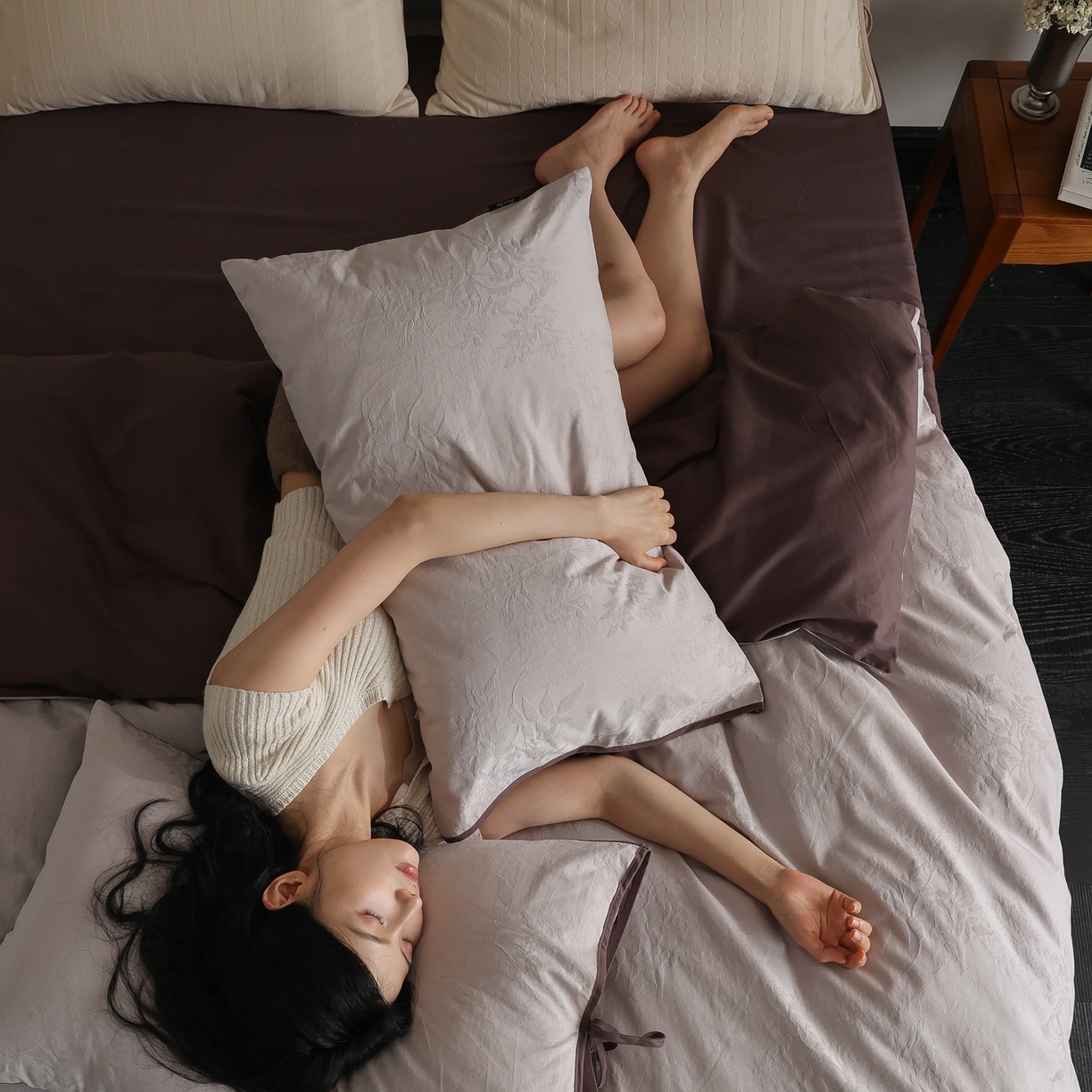 91家纺网 家纺一手货源 找家纺 玉宇阁家居 2025秋冬新品60s色织全棉纯棉磨毛大提花四件套-绑带款-第二组图 绑带款-雾霭绛紫