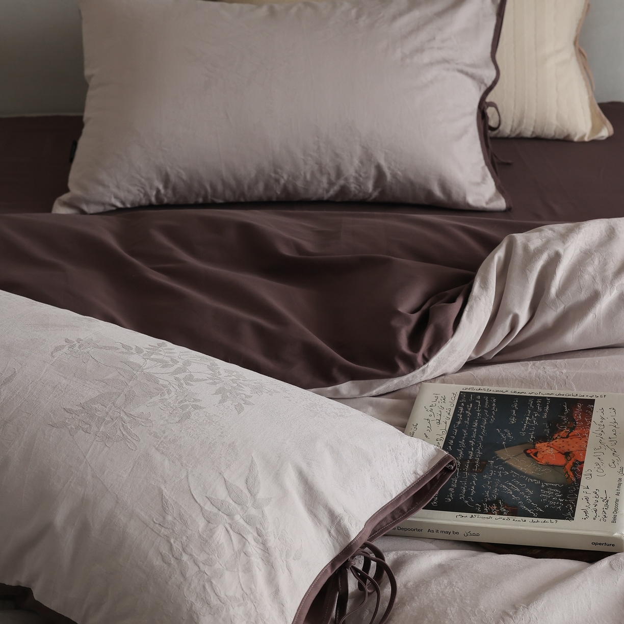 91家纺网 家纺一手货源 找家纺 玉宇阁家居 2025秋冬新品60s色织全棉纯棉磨毛大提花四件套-绑带款-第二组图 绑带款-雾霭绛紫