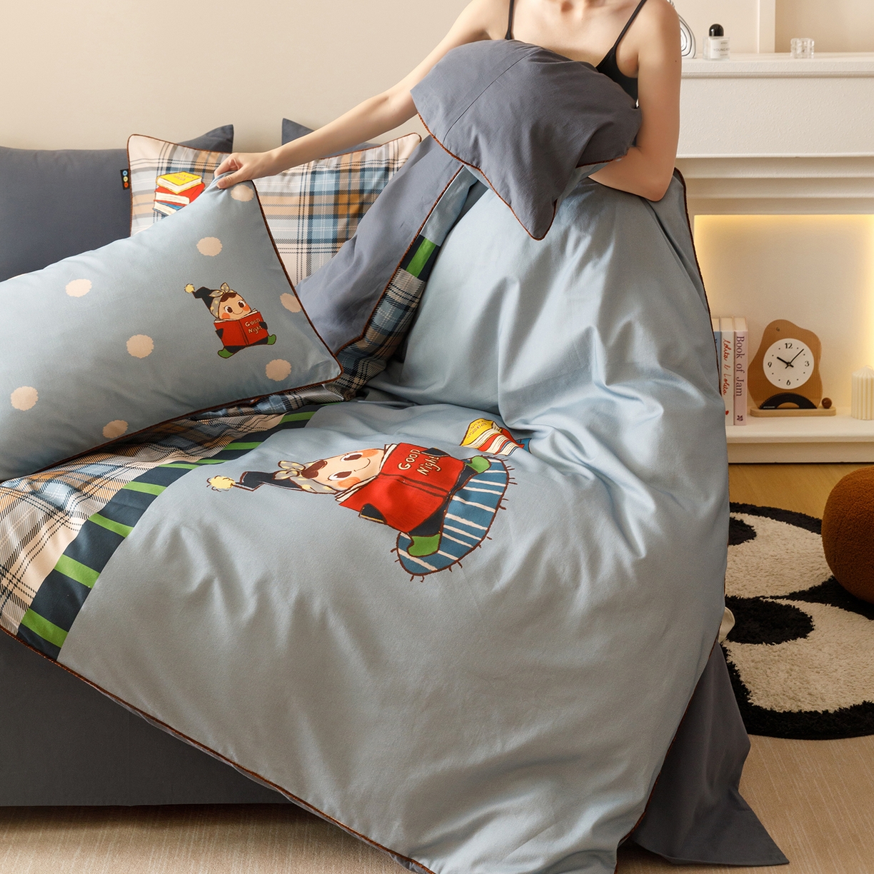 91家纺网 家纺一手货源 找家纺 RYB红黄兰 2025新款全棉纯棉加厚磨毛大版数码印花嵌绳四件套 小小书童